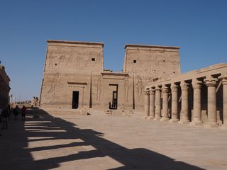 Entrée et colonnes du temple de Philae, Assouan  • Egypte