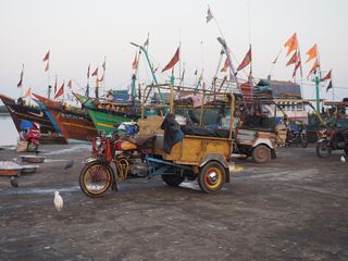 voertuigen op de haven, Diu • India • Gujarat