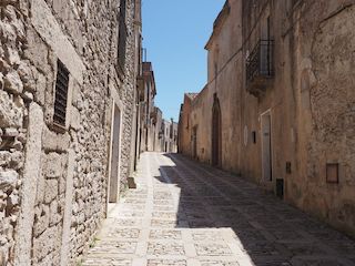steegje in de stad, Erice • Italië • Sicilië