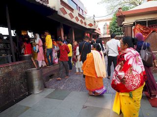 voor de offerplaats, Guwahati • India • Assam