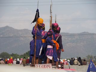 Sikhs in wapens voor het feest, Anandpur Sahib • India • Punjab