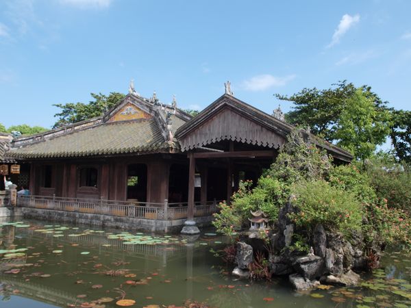 un palais près d'une étendue d'eau, Hué  • Vietnam