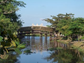een brug over de rivier, Hue • Vietnam