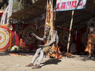 Kumbh Mela, sadhu op een schommel, Ujjain • India • Madhya Pradesh