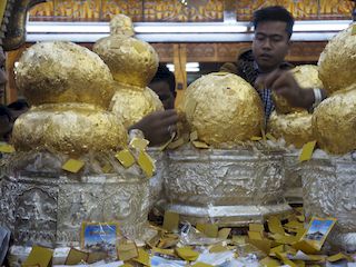 Boeddha's bedekt met goud in de Phaung Daw Oo-pagode, Inlemeer • Myanmar