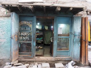 boutique de couturier dans la vieille ville, Leh  • Inde • Ladakh
