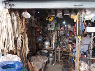 quincaillerie dans la vieille ville, Leh  • Inde • Ladakh