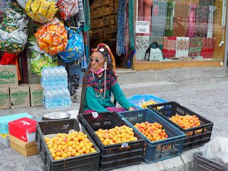 marchande de fruits, Leh  • Inde • Ladakh