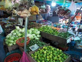 groenten en fruit op de ochtendmarkt, Luang Prabang • Laos