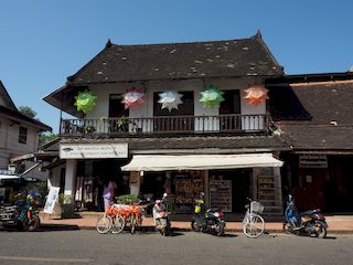 koloniaal huis in de stad, Luang Prabang • Laos