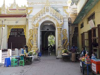 entrée du temple du bouddha Mahamuni, Mandalay  • Myanmar