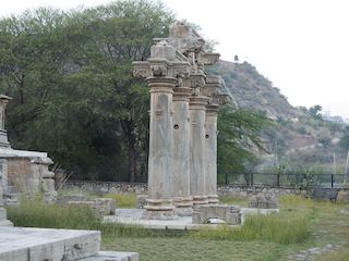 kolommen in de buurt van de Sas Bahu-tempel, Nagda • India • Rajasthan