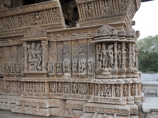 detail van de bas-reliëfs van de Sas Bahu-tempel, Nagda • India • Rajasthan