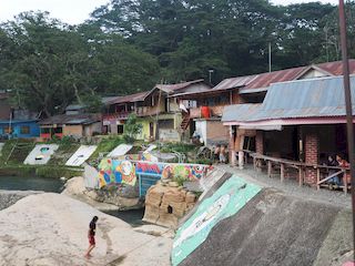huizen langs de rivier in Bukit Lawang, Medan • Indonesië • Sumatra