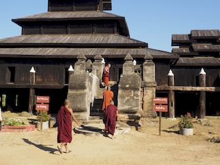 de ingang van het klooster, Pa Khan Gyi • Myanmar