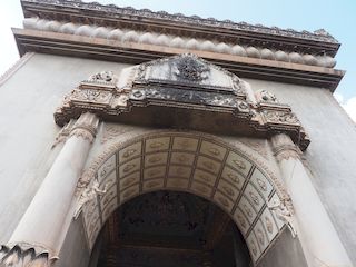 een van de bogen van Patuxay, Vientiane • Laos