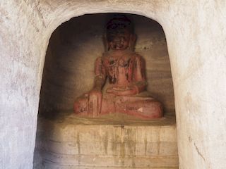 statue de bouddha dans une niche, Pho Win Taung  • Myanmar