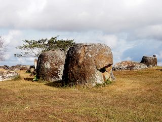 enorme kruiken in een veld, Phonsavan • Laos