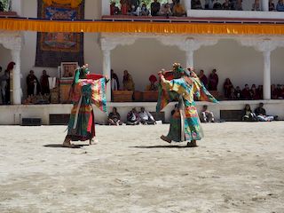 danseurs simulant un combat, Phyang   • Inde • Ladakh