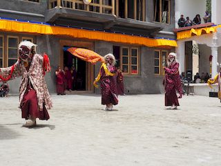 danseurs cham représentant probablement des démons, Phyang   • Inde • Ladakh