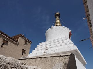 un stupa à l'entrée du monastère, Shey  • Inde • Ladakh