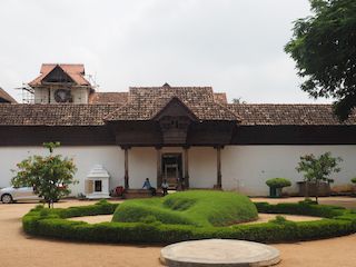 bij de ingang van het paleis, Thuckalay • India • Tamil Nadu