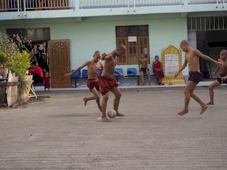 jonge monniken aan het voetballen, Yangon • Myanmar