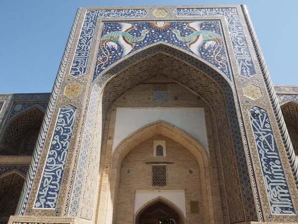 Bukhara • Madrasa Nadir Divan-Begi - Héritière d’un ancien caravansérail