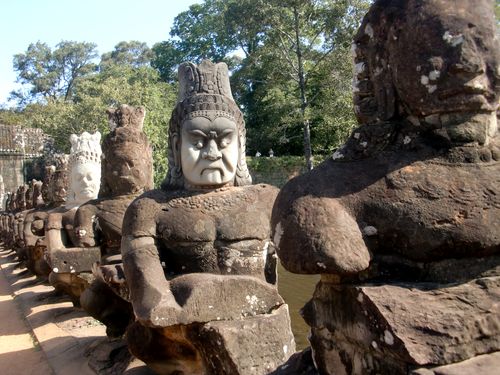 Angkor • Porte Sud d'Angkor Thom: divinités portant un naga ( Cambodge,  )