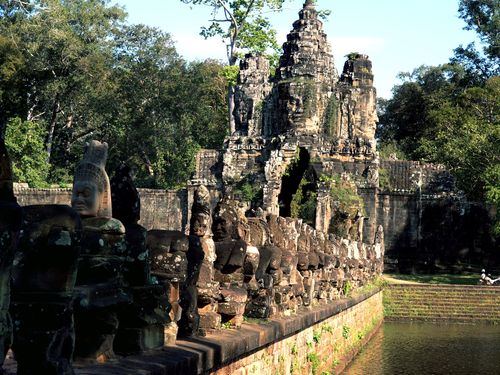 Angkor • Porte Sud d'Angkor Thom: divinités portant un naga et porte ( Cambodge,  )