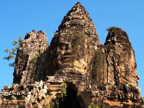 Angkor • Porte Sud d'Angkor Thom: gigantesques têtes au-dessus de la porte ( Cambodge,  )