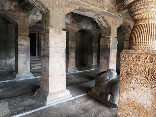 Badami • Cave No.1: columns in the cave ( India, Karnataka )