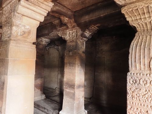 Badami • Grotte N°2: colonnes à l'intérieur de la grotte ( Inde, Karnataka )