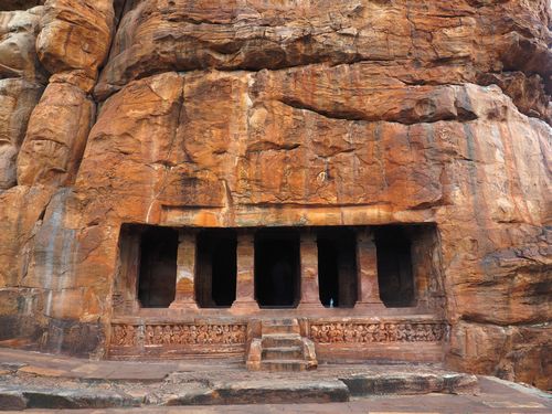 Badami • Grotte N°2: vue de l'extérieur ( Inde, Karnataka )