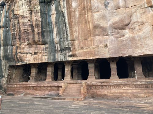 Badami • Grotte N°3: façade ( Inde, Karnataka )
