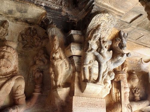 Badami • Grotte N°3: plafond et colonne  ( Inde, Karnataka )