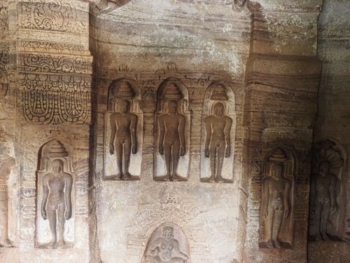 Badami • Grotte N°4: bas-reliefs jain, Tîrthankara ( Inde, Karnataka )