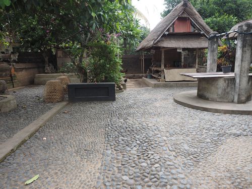 Denpasar • Maisons traditionnelles de Bali ( Indonésie, Bali )