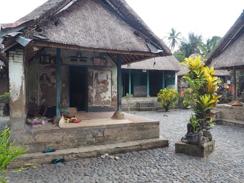 Denpasar • Maisons traditionnelles de Bali ( Indonésie, Bali )