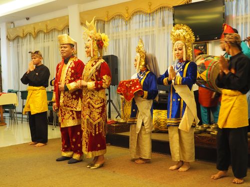 Bukittinggi • Minangkabau dance ( Indonesia, Sumatra )