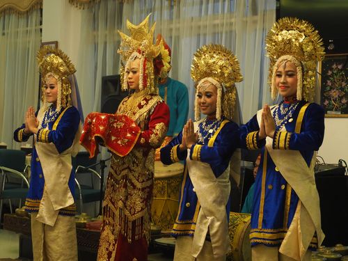 Bukittinggi • Minangkabau dance ( Indonesia, Sumatra )