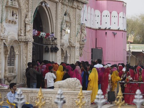 Deshnoke • Temple Karni Mata: foule se pressant à l'entrée du temple ( Inde, Rajasthan )