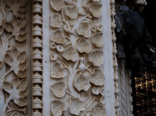 Deshnoke • Temple Karni Mata: sculptures de rats sur l'encadrement de la porte ( Inde, Rajasthan )