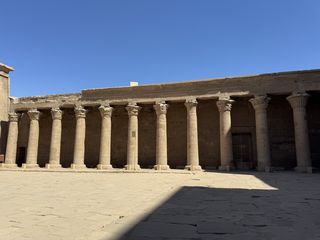 Edfou • Temple d’Horus: Cour intérieure du temple d'Horus ( Egypte,  )