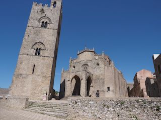 Erice • Cathédrale de l'Assomption: le campanile de Re Frederico devant la cathédrale ( Italie, Sicile )