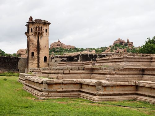 Hampi • Enceinte des femmes: tour de guet ( Inde, Karnataka )