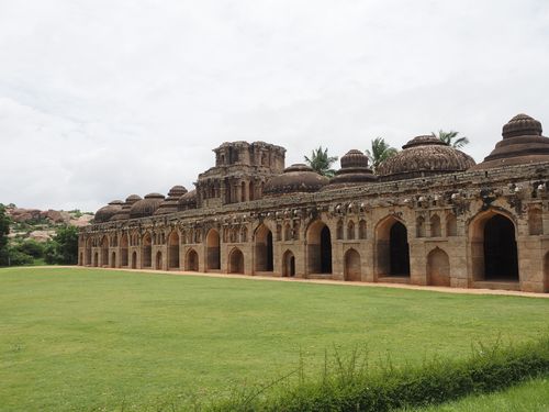 Hampi • Enceinte des femmes: écurie des éléphants ( Inde, Karnataka )