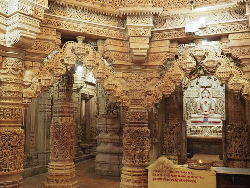 Jaisalmer • Temple Lodravpur Parshavnath: colonnes et statue de Thirhankara ( Inde, Rajasthan )