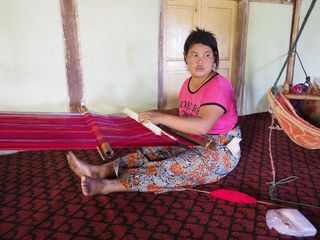 the countryside near Kalaw • Traditional weaving in rural Myanmar ( Myanmar,  )