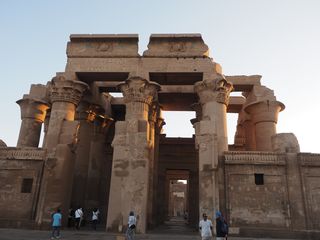 Kom Ombo • Temple de Kom Ombo: entrrée du temple ( Egypte,  )